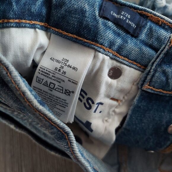 GAP Cheeky Short Distressed Button Fly Size 2 - Picture 7 of 9